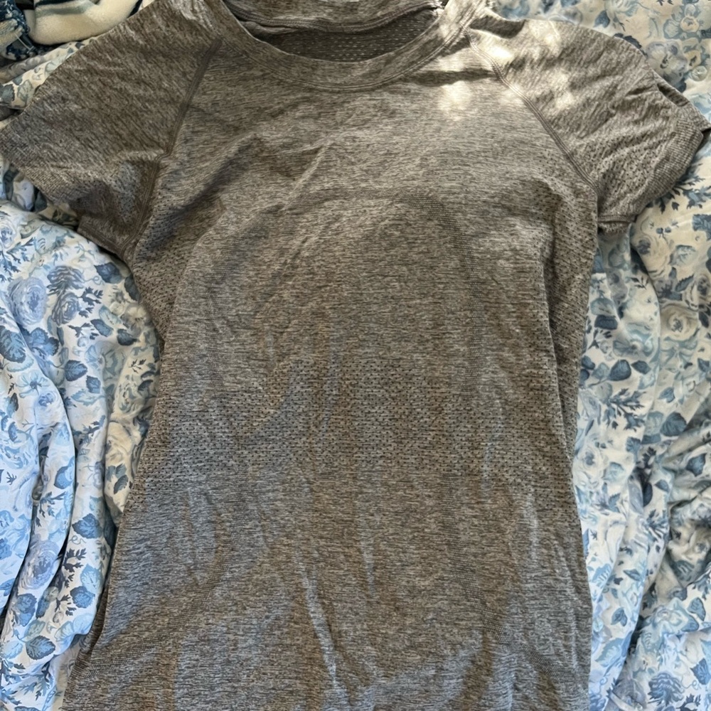 Lululemon grey Swiftly Tech Short-Sleeve Shirt 2.0 Hip Length size 4